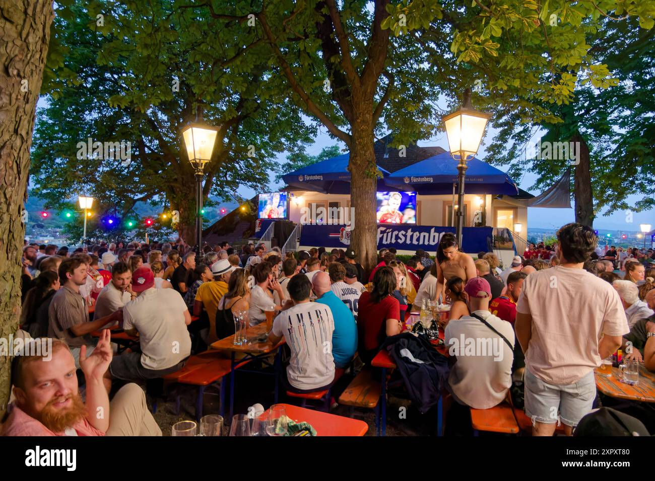 Vue publique EM 2024, Kastaniengarten auf dem Schloßberg, Biergarten, Freiburg im Breisgau, Schwarzwald, Deutschland Banque D'Images