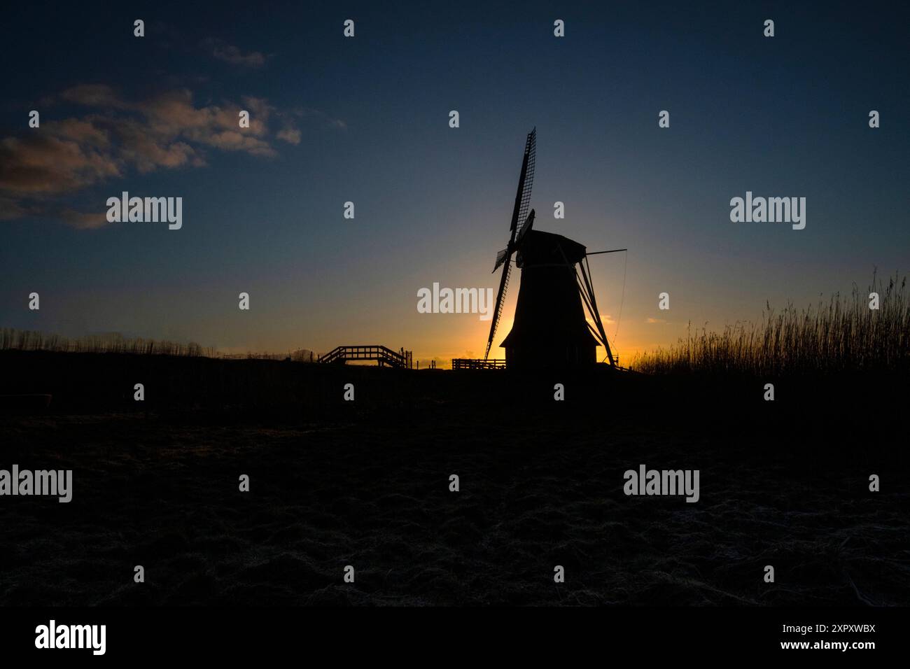 Moulin à vent hollandais dans la lumière tôt le matin, pays-Bas, Frise, Hempenserpolder, Leeuwarden Banque D'Images