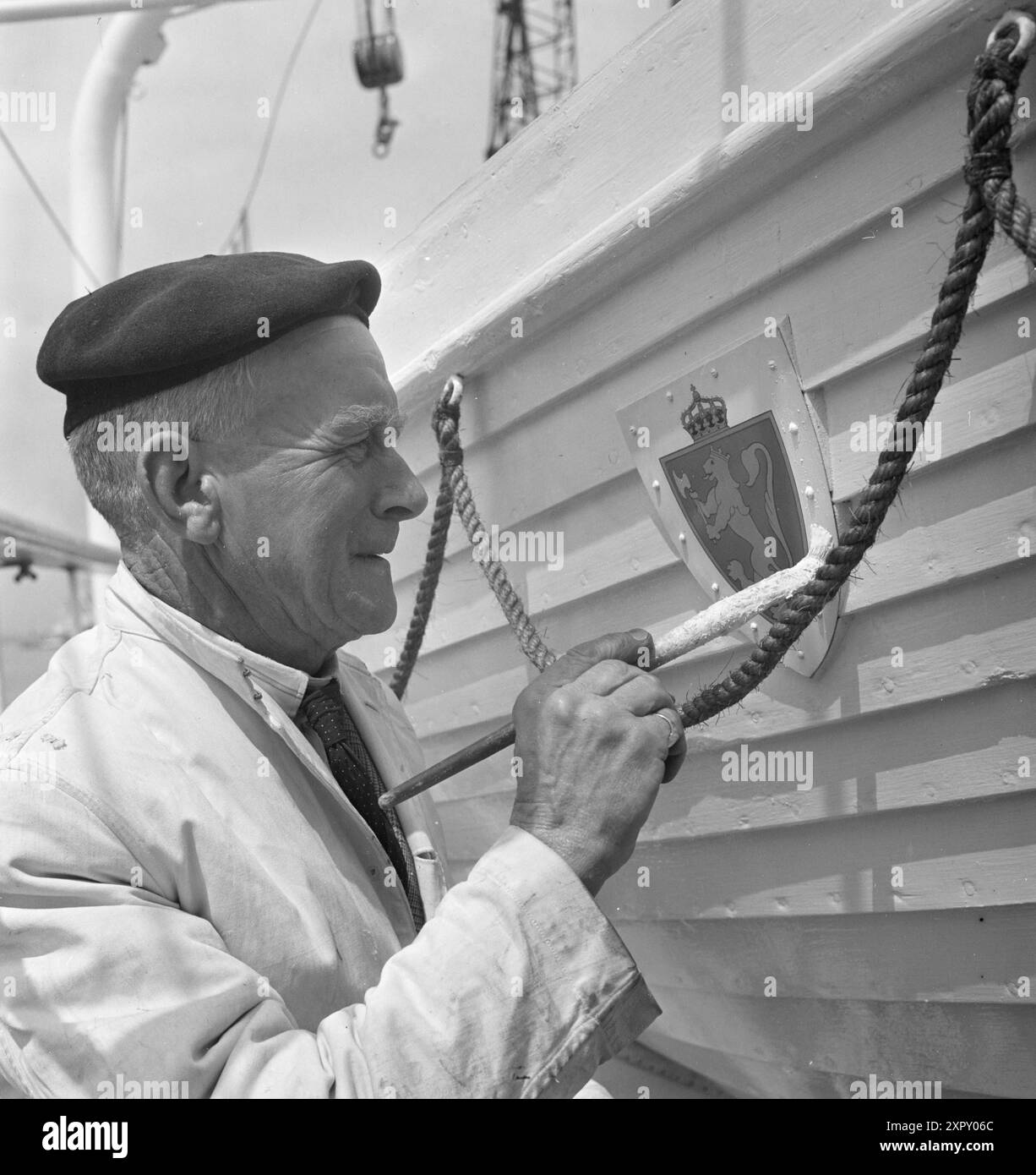 Aktuell 1948 : Kongeskipet kommer . Kongeskipet i Southampton for de siste oppgraderinger før skipet drar inn til Oslo og overlevering til kongen 9. juni. I de siste månedene er «Norge» blitt pusset opp fra innerst til ytterst på Camper & Nicholsons skipsverft. Maleren A. R. Carpenter GIR våpnet på styrbords livbåt de siste kostestrøk. Foto : Sverre A. Børretzen og E. Malandine / Aktuell / NTB ***Foto er ikke bildebehandlet*** le texte de cette image est traduit automatiquement Banque D'Images