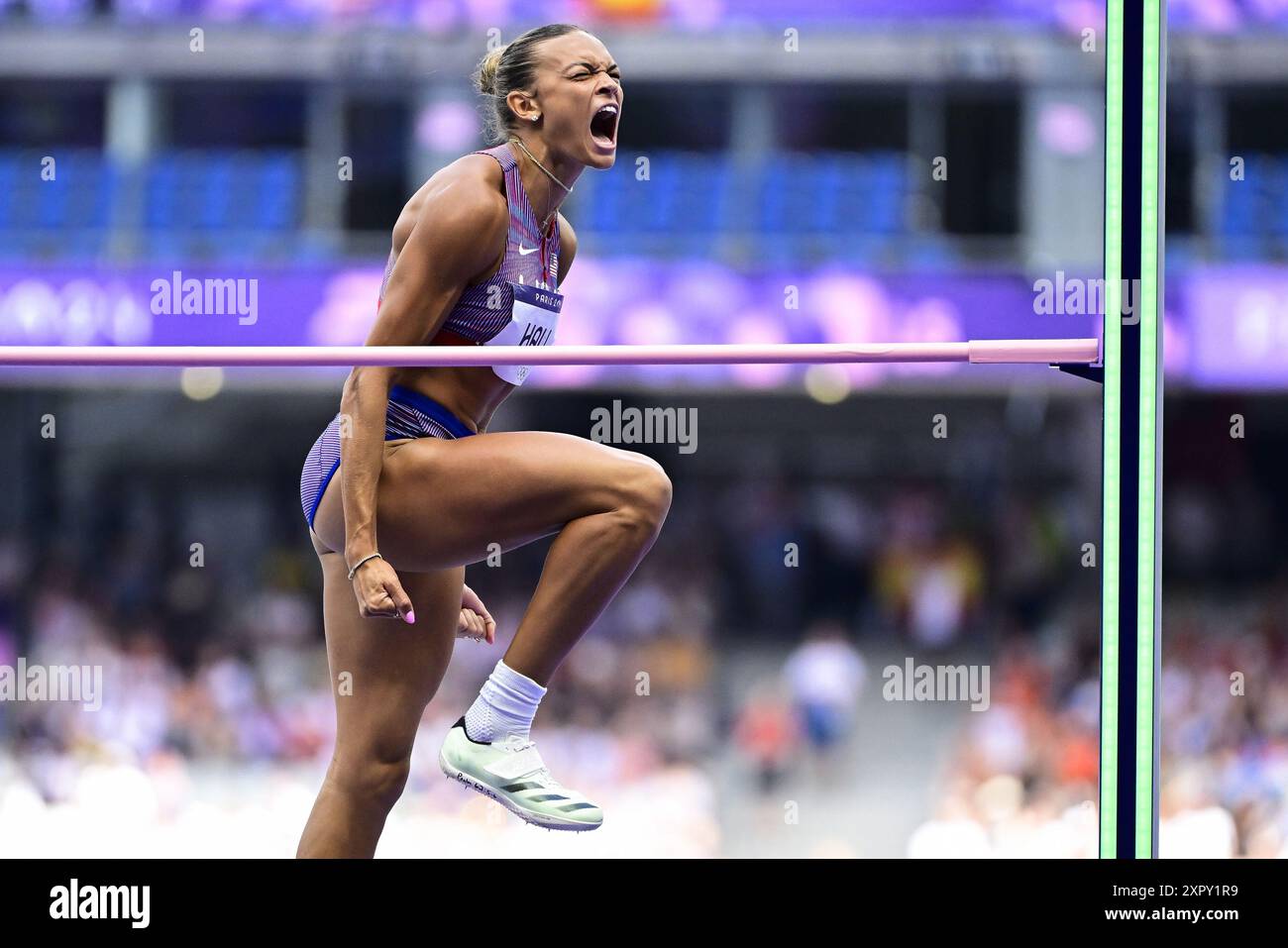 Paris, France. 08 août 2024. Anna Hall réagit lors du saut en hauteur, deuxième épreuve de l'heptathlon féminin lors de la compétition d'athlétisme des Jeux Olympiques de Paris 2024, le jeudi 08 août 2024 à Paris, France. Les Jeux de la XXXIIIe Olympiade se déroulent à Paris du 26 juillet au 11 août. La délégation belge compte 165 athlètes en compétition dans 21 sports. BELGA PHOTO DIRK WAEM crédit : Belga News Agency/Alamy Live News Banque D'Images