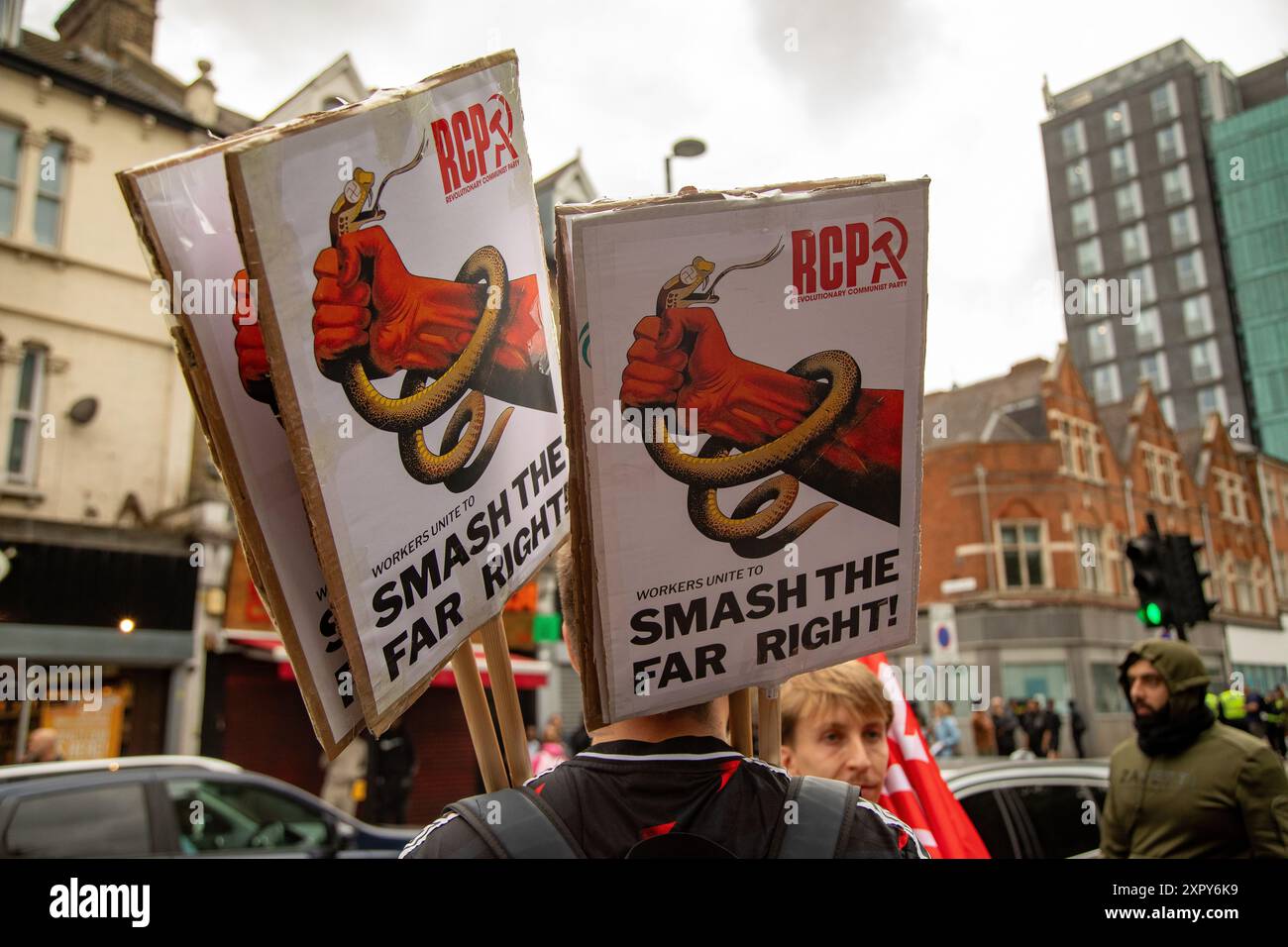 Des manifestants à Walthamstow, Londres, occupent Hoe Street pour arrêter une manifestation d'extrême droite prévue Banque D'Images