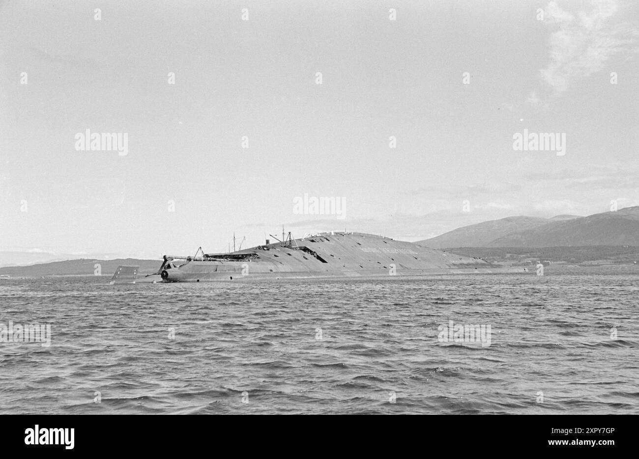 Aktuell 1948 : Tirpitz i dag. Opphuggingen av krigsskipet har vært i gang et år. Tirpitz ble flyttet til Håkøybotn ved Tromsø, hvor skipet 12. novembre 1944 ble bombet av britiske Lancaster-bombefly Med såkalte jordskjelvbomber av typen Tallboy, og kantret og Sink Med tap av over 1000 mann. Foto : Sverre A. Børretzen / Aktuell / NTB ***Foto er ikke bildebehandlet*** le texte de cette image est traduit automatiquement Banque D'Images