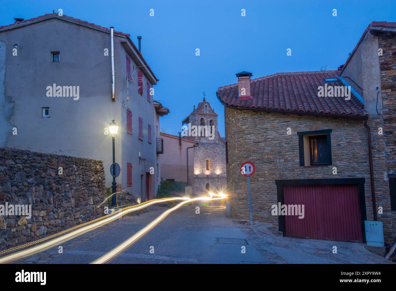 Street, vision de nuit. Horcajo de la Sierra, province de Madrid, Espagne. Banque D'Images