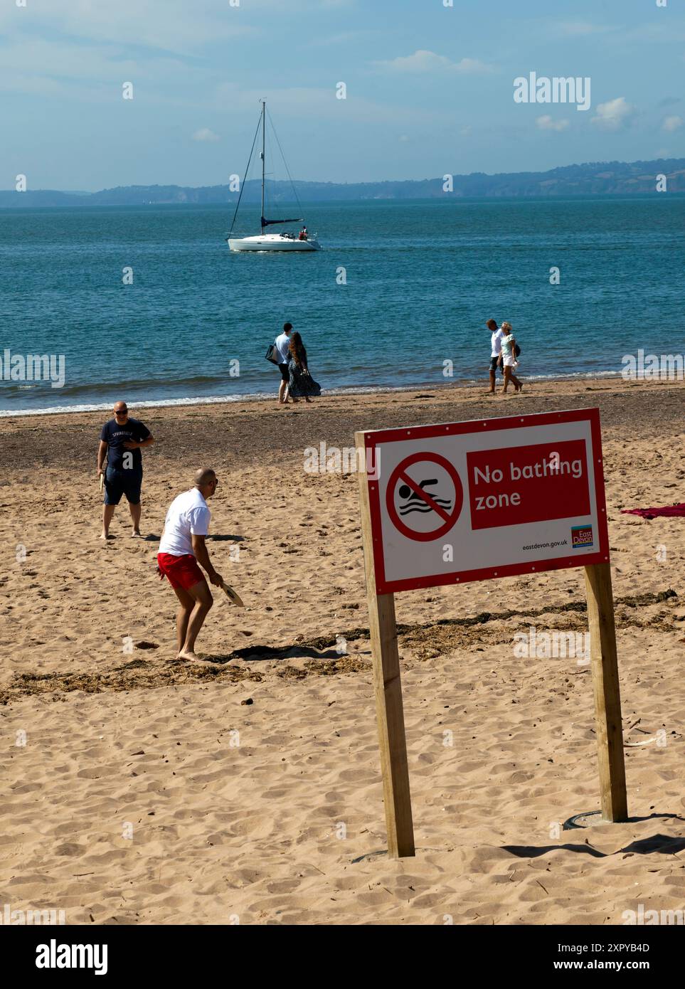 Un panneau de zone interdite de baignade, sur Exmouth Beach, Devon, parrainé par le conseil du district de l'est du Devon Banque D'Images
