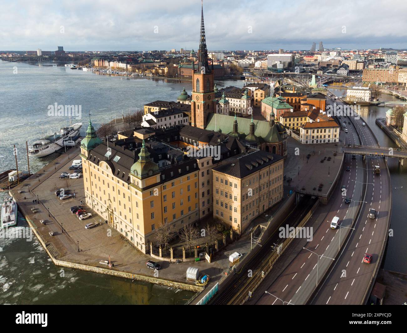 Stockholm, Suède : vue aérienne de la vieille ville de Stockholm Gamla Stan avec l'église Riddarholmen et le pont routier Centralbron sur le lac Malaren au sud-ouest Banque D'Images