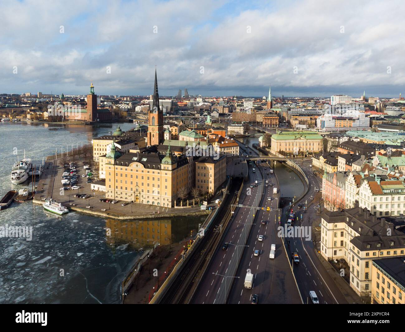 Stockholm, Suède : vue aérienne de la vieille ville de Stockholm Gamla Stan et du pont routier Centralbron sur le lac Malaren dans la capitale suédoise en hiver. Banque D'Images