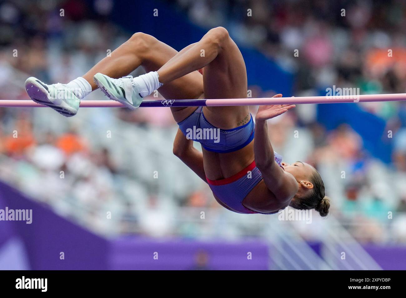 Paris, France. 08 août 2024. Anna Hall of Team USA franchit la barre à 1,89 mètres lors de la compétition de saut en hauteur de l'heptathlon au stade de France lors des Jeux Olympiques d'été de Paris 2024 à Paris, France, le jeudi 8 août 2024. Photo de Paul Hanna/UPI crédit : UPI/Alamy Live News Banque D'Images