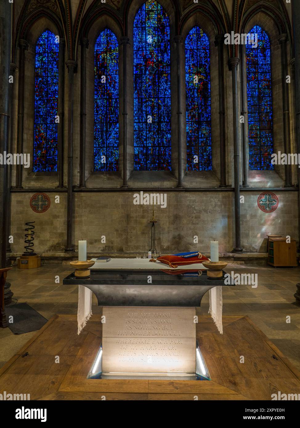 Le vitrail des prisonniers de conscience, par Gabriel Loire et son Jacques, cathédrale de Salisbury, Salisbury, Wiltshire, Angleterre, UK, GB. Banque D'Images