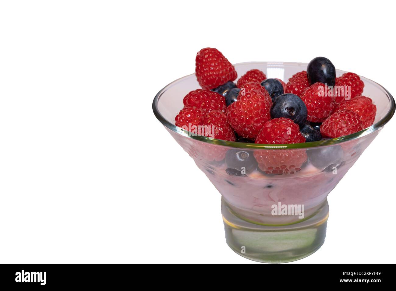 Framboises et bleuets sur yogourt aux fruits en pot Banque D'Images