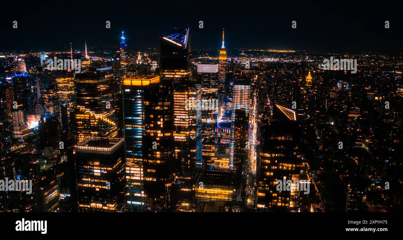 Vue aérienne en hélicoptère de l'architecture du centre-ville de Manhattan. Drone photo de gratte-ciel et d'immeubles de bureaux la nuit. Paysage urbain en soirée avec la ville historique de New York Banque D'Images