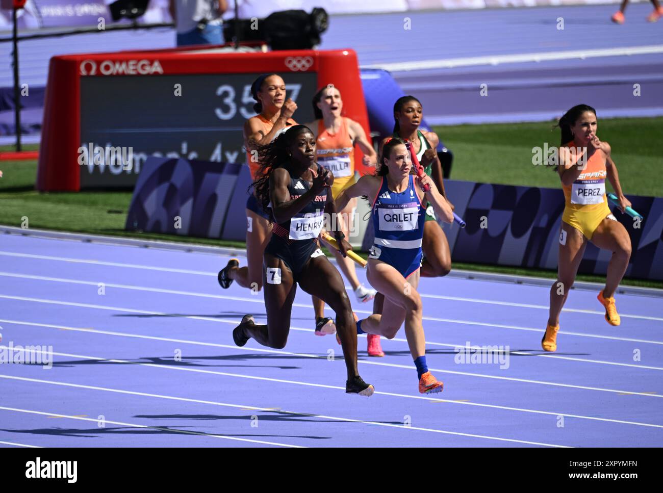 Paris, France. 8 août 2024 ; Jeux Olympiques de Paris, stade de France, Paris, France, jour 13 ; Athlétisme, manches relais 4x100m pour femme, Desiree Henry de Grande-Bretagne mène la course à la ligne d'arrivée crédit : action plus Sports images/Alamy Live News Banque D'Images