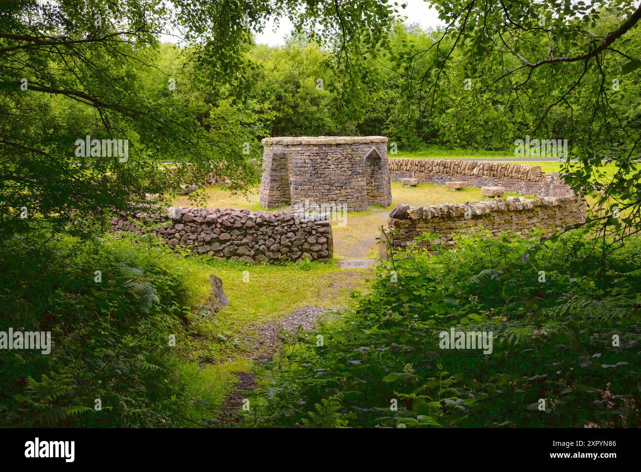 The Gathering of Stones, une sculpture environnementale dans le parc de découverte Lough Boora de bord na Mona dans le comté d'Offaly, en Irlande. Banque D'Images