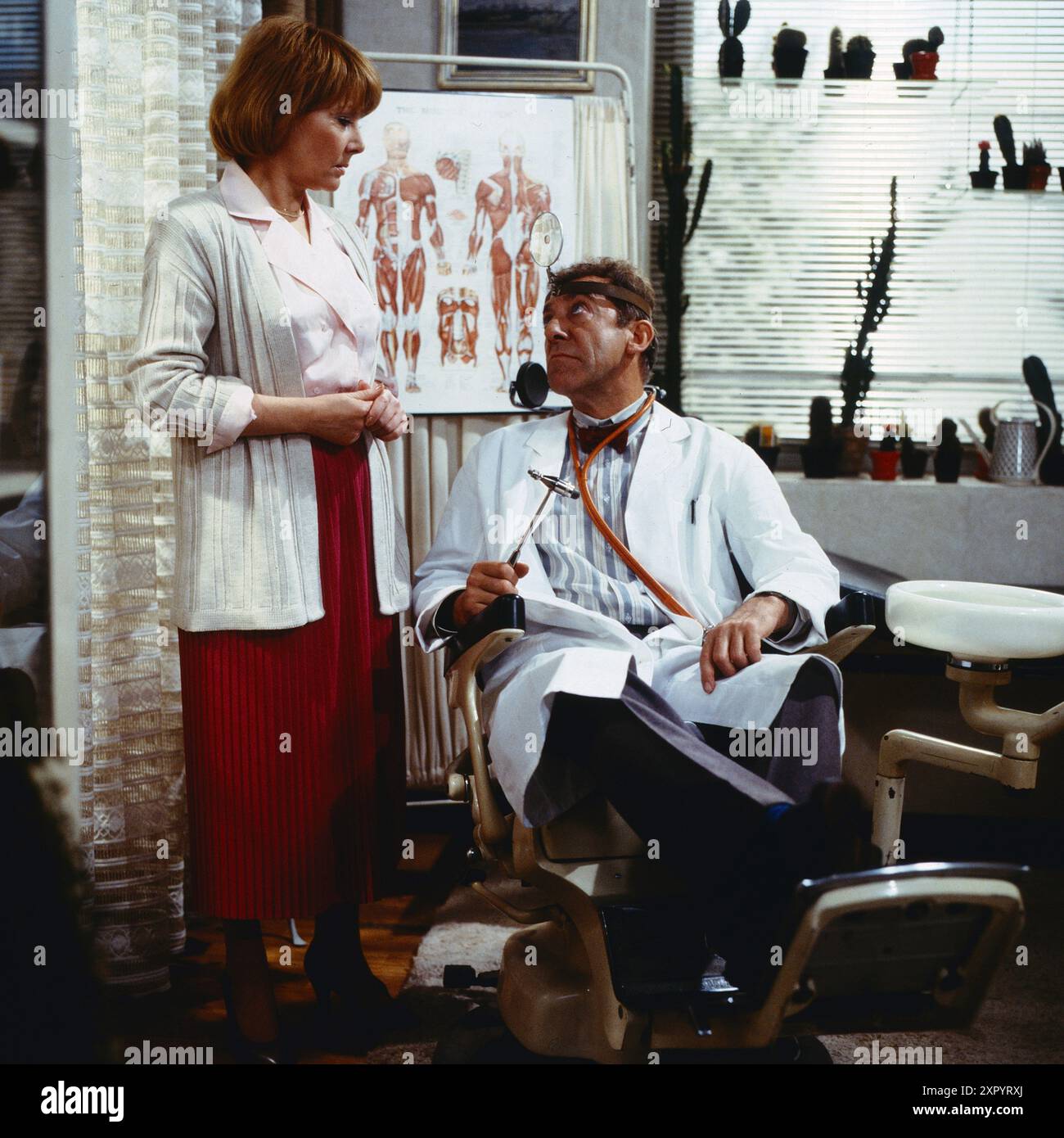 Didi - Der Untermieter, alias Die Nervensäge, ZDF Comedy Serie, 1986, 2. Staffel, Folge : Familienglück, Szene : Rotraud Schindler, Dieter Hallervorden Banque D'Images