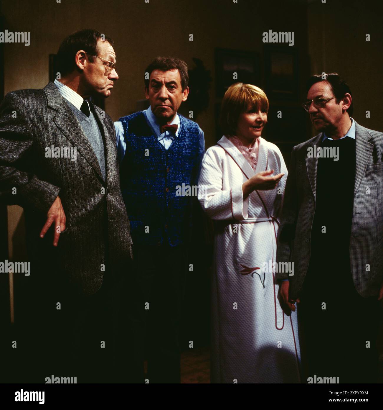 Didi - Der Untermieter, alias Die Nervensäge, ZDF Comedy Serie, 1986, 2. Staffel, Folge : Die Spezialisten, Szene : Günter Meisner, Dieter Hallervorden, Rotraud Schindler, Bruno Zumelli Banque D'Images