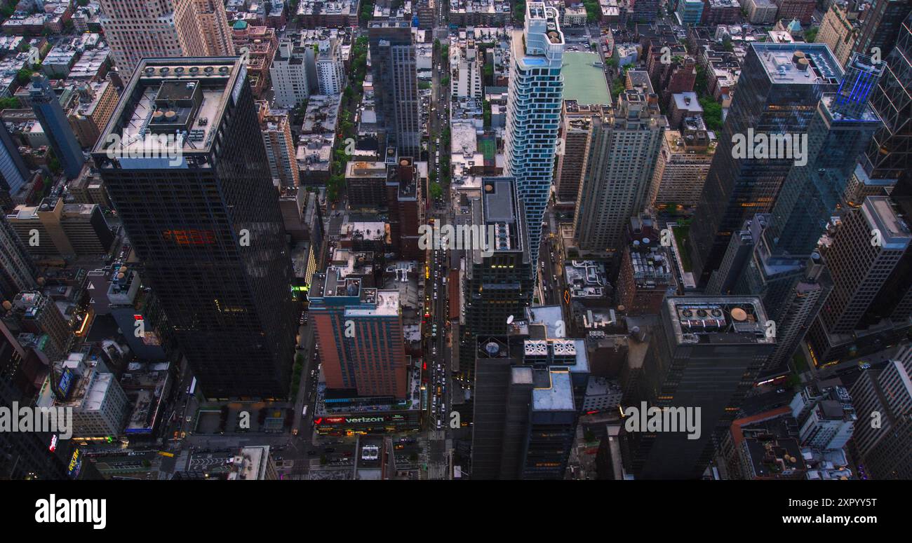 Vue aérienne de haut en bas des rues de New York City avec d'anciens bâtiments résidentiels contrastant avec les gratte-ciel modernes et les chantiers de construction. Voitures de centre urbain très fréquentées, taxis jaunes et véhicules commerciaux Banque D'Images