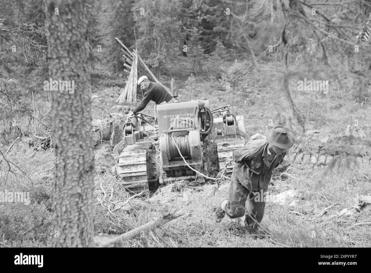 Current 1949 : L'offensive bulldozer -quand le 12-tonner sort sur terrain meuble et n'a pas de marge de manœuvre, le fil est bon à avoir. Le jeu puissant tire alors la machine vers le haut. Photo ; Sverre A. Børretzen / Aktuell / NTB ***PHOTO NON TRAITÉE*** le texte de cette image est traduit automatiquement le texte de cette image est traduit automatiquement Banque D'Images