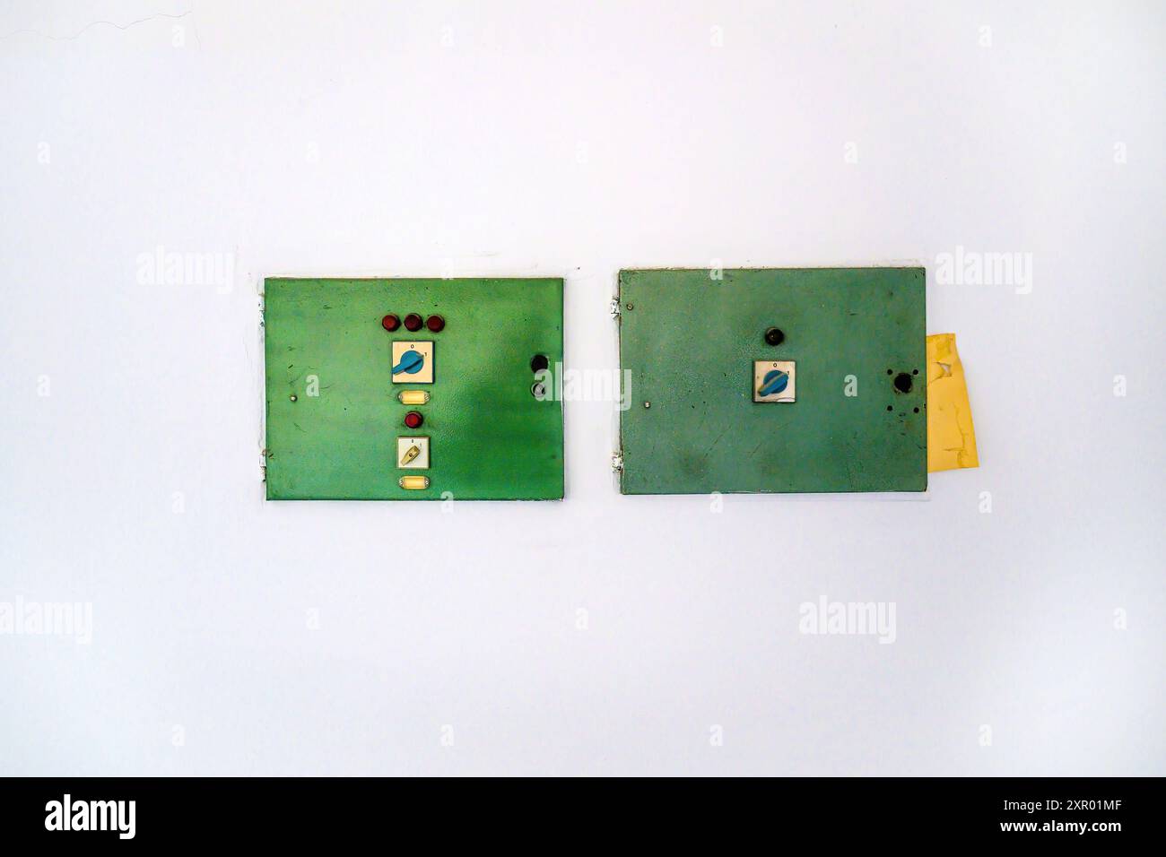 Vieilles armoires électriques et interrupteurs sur le mur blanc comme espace de copie Banque D'Images