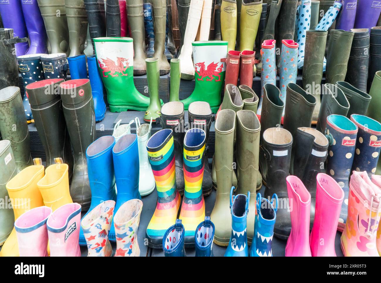 Une sélection de bottes wellington d'occasion, Royal Welsh Show Builth Wells Powys Wales UK. Juillet 2024 Banque D'Images