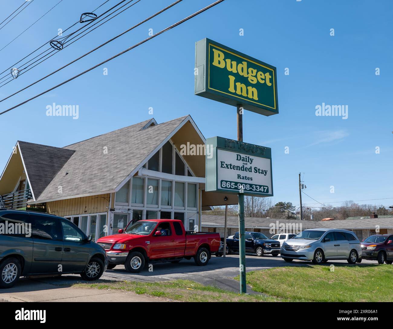 SEVIERVILLE, TN - 12 mars 2024 : un motel budget Inn occupé et signe et véhicules par une journée ensoleillée. Banque D'Images