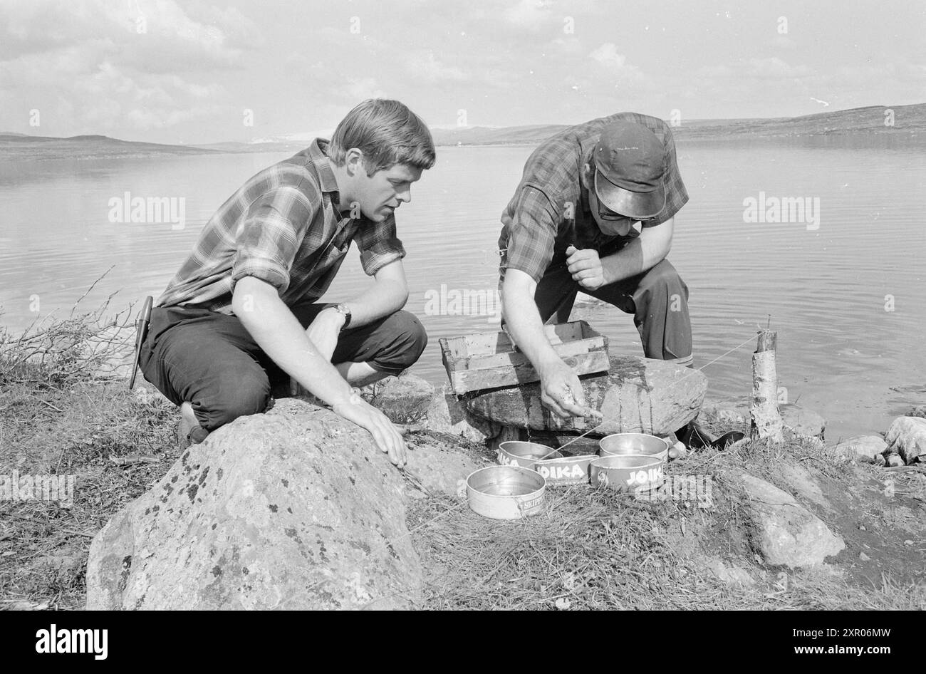 Current 34-9-1970 : sur les traces de la famille Flint. Un groupe de chercheurs mène des études environnementales approfondies sur Hardangervidda, et ils ont trouvé des traces de peuplement de l'âge de pierre. Sålding par le Halnefjorden. Ici, 736 arêtes de poisson, une pièce de monnaie ou un badge de pèlerin, des rivets de fer, des points de fer à cheval et une lame de couteau ont été trouvés. Photo : Ivar Aaserud / Aktuell / NTB ***PHOTO NON TRAITÉE*** ce texte d'image est traduit automatiquement ce texte d'image est traduit automatiquement Banque D'Images