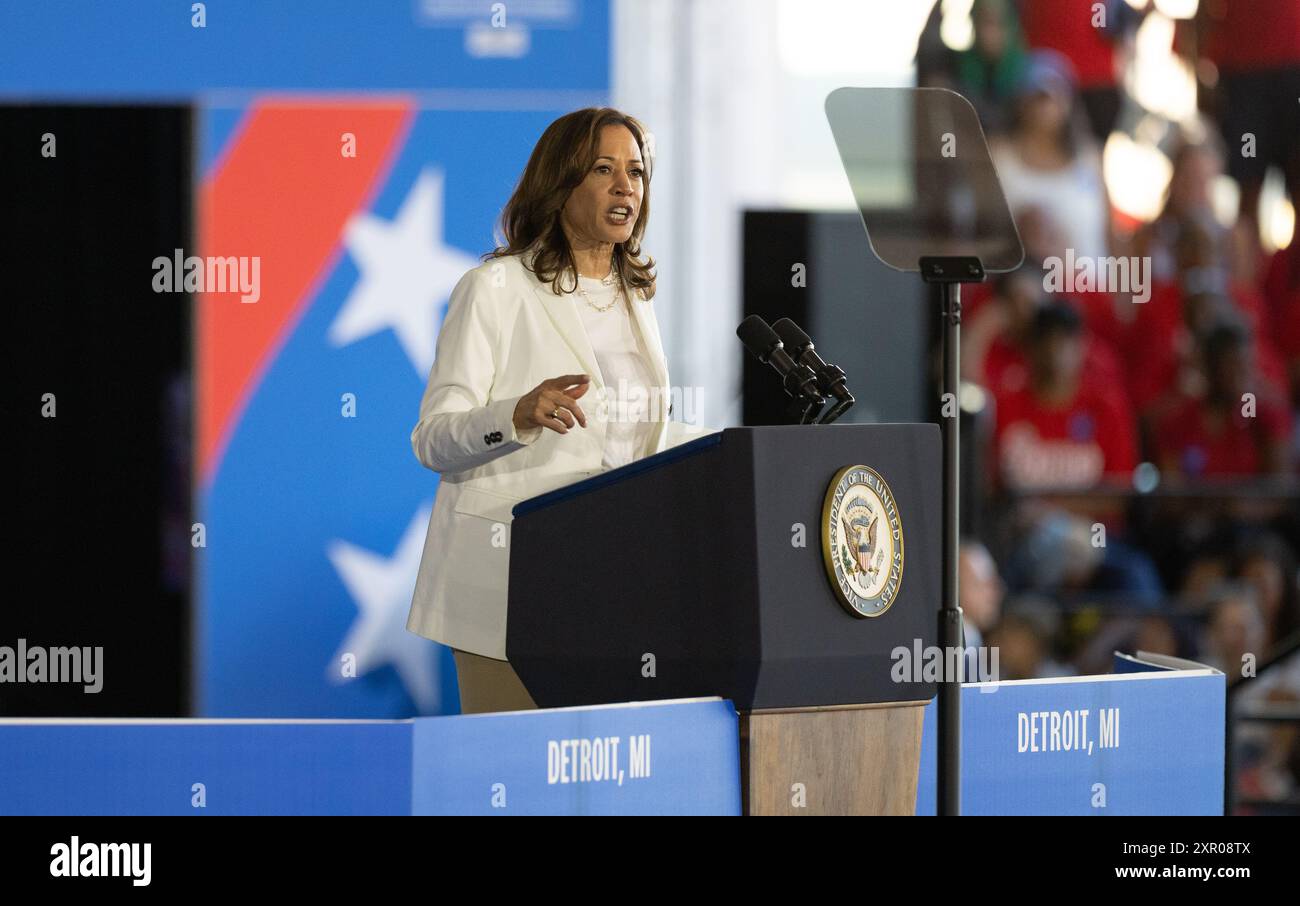 Detroit, États-Unis. 7 août 2024. Le vice-président américain Kamala Harris, le candidat démocrate à la présidence, prend la parole lors d'un rassemblement de campagne dans un hangar d'aéroport à l'extérieur de Detroit, Michigan, États-Unis, le 7 août 2024. La vice-présidente américaine Kamala Harris, la candidate démocrate à la présidence, et son coéquipier Tim Walz ont organisé mercredi des rassemblements dans le Wisconsin et le Michigan -- la campagne de Donald Trump, candidat républicain des deux principaux états balançoires, vise à basculer cette année. Crédit : HU Yousong/Xinhua/Alamy Live News Banque D'Images