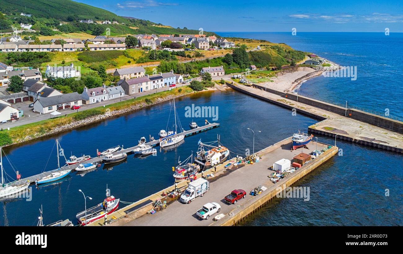 Helmsdale Sutherland Écosse le port et la jetée amarraient des bateaux de pêche et des maisons de village en été Banque D'Images