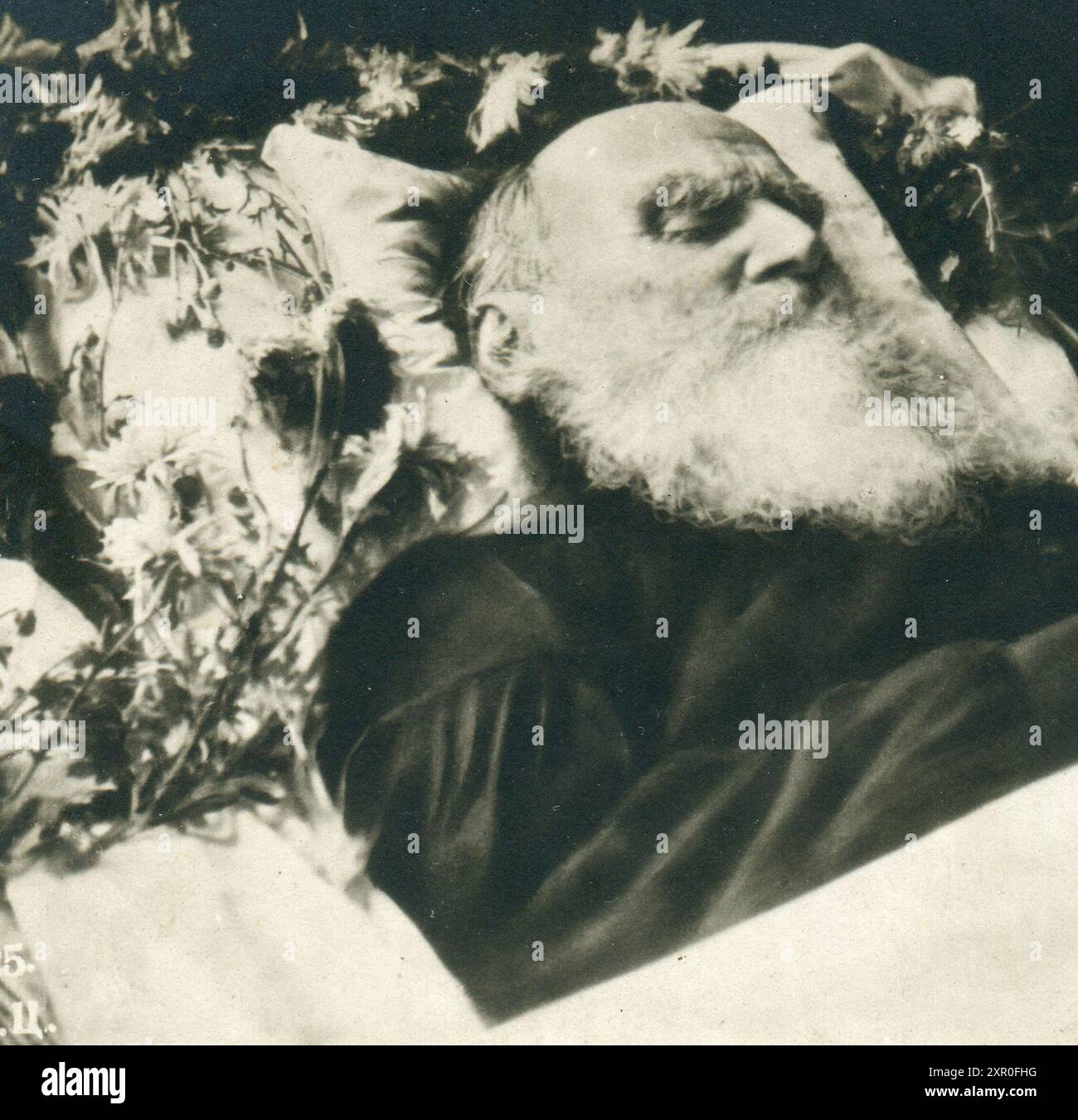 Funérailles de Lév Nikolaïevitch Tolstoï (russe : Лев Николаевич Толстой ; 9 septembre [O. S. 28 août] 1828 – 20 novembre [O. S. 7 novembre] 1910), généralement appelé en anglais Léon Tolstoï, était un écrivain russe. Vieille carte postale vintage de l'Empire russe, années 1900 Banque D'Images