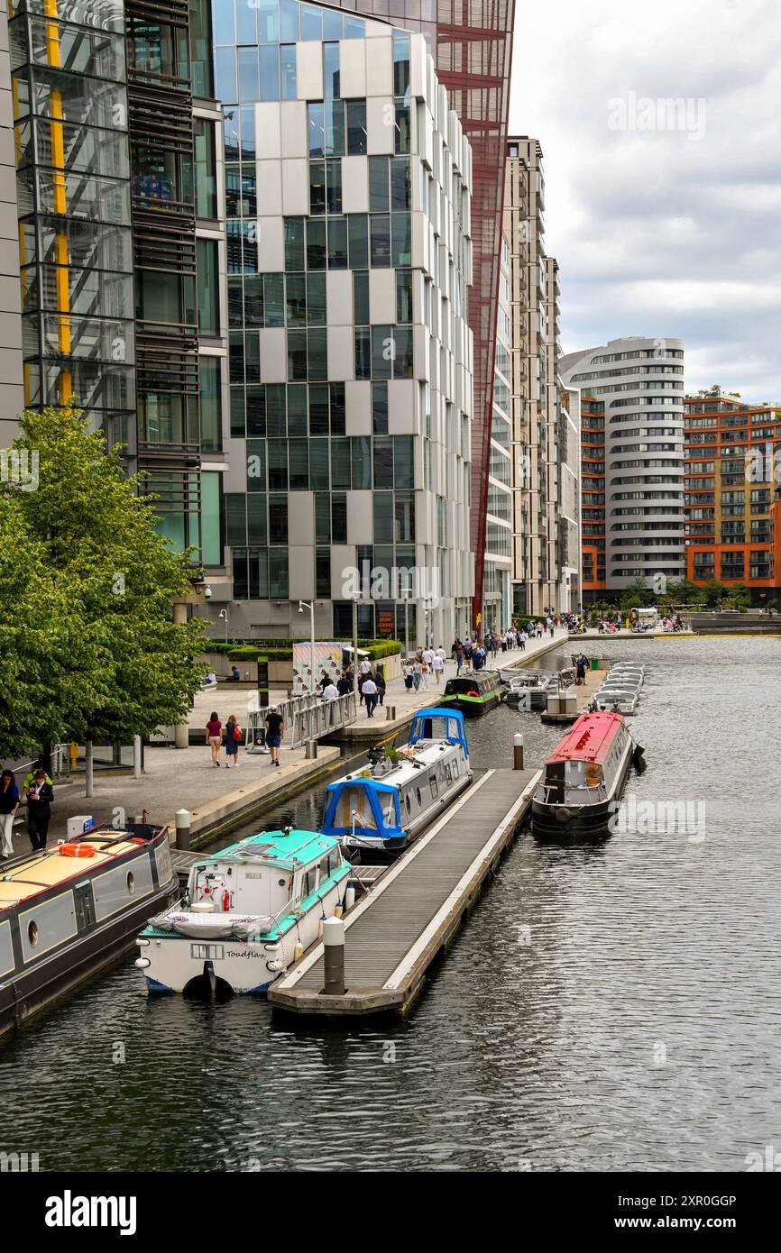 Londres, Angleterre, Royaume-Uni - 27 juin 2024 : péniches sur le Grand Union canal à Paddington dans le centre de Londres. Banque D'Images