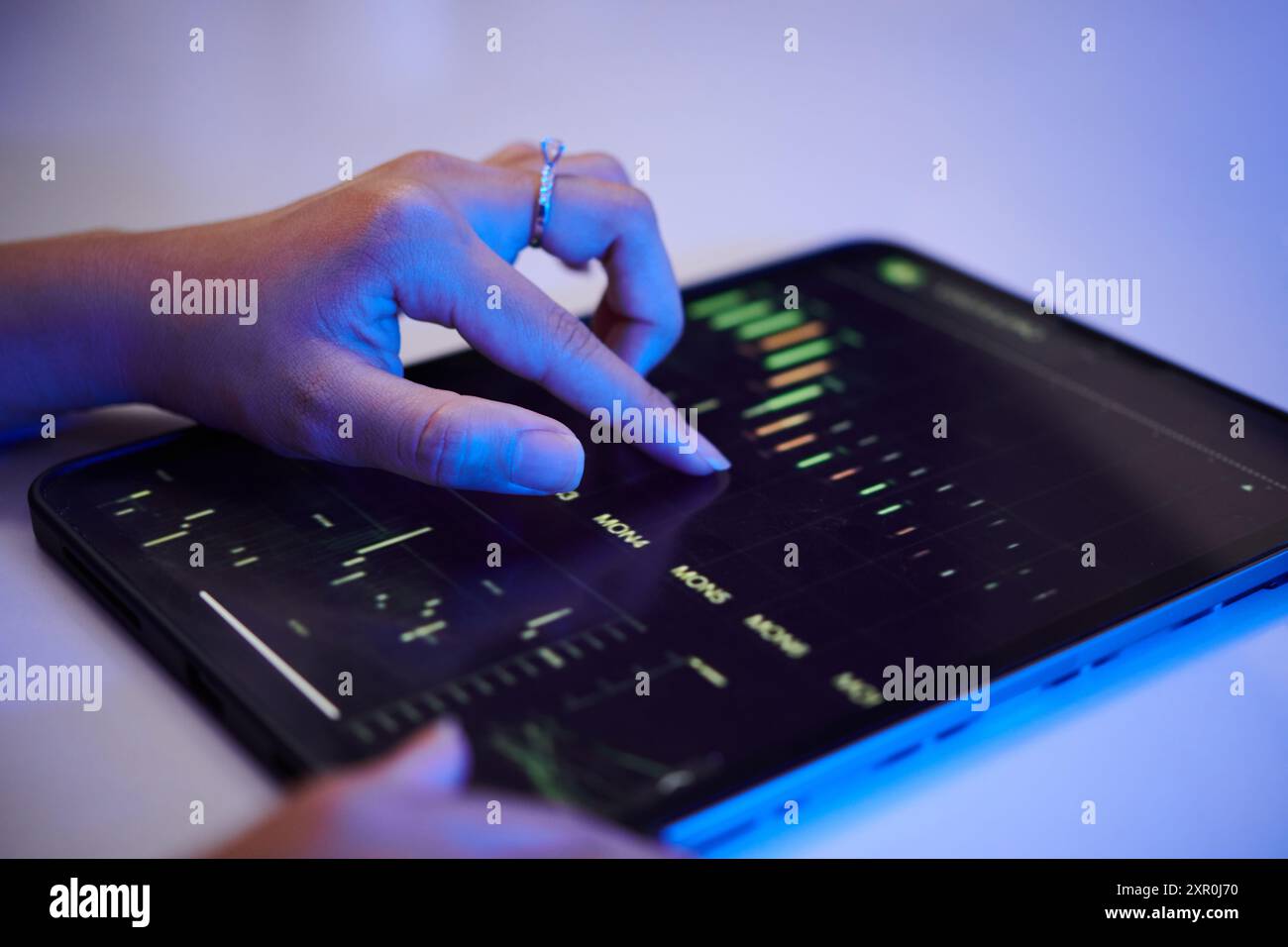Interaction avec des données financières sur une tablette Banque D'Images