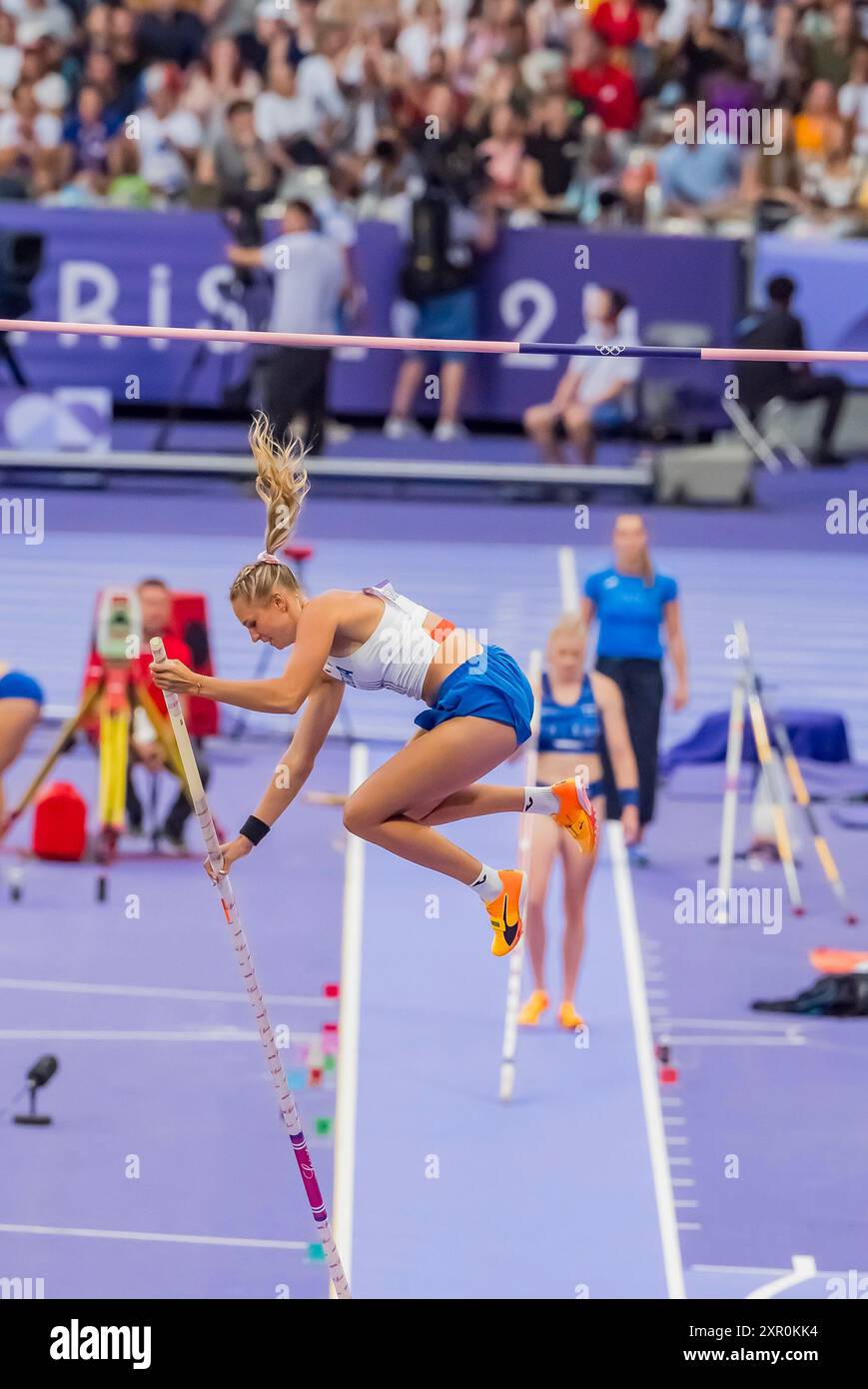 Paris, Ile de France, France. 7 août 2024. AMALIE SVABIKOVA (CZE), de TCHÉQUIE, participe à la finale féminine de la voûte à la perche au stade de France lors des Jeux olympiques d'été de Paris en 2024. (Crédit image : © Walter Arce/ZUMA Press Wire) USAGE ÉDITORIAL SEULEMENT! Non destiné à UN USAGE commercial ! Banque D'Images