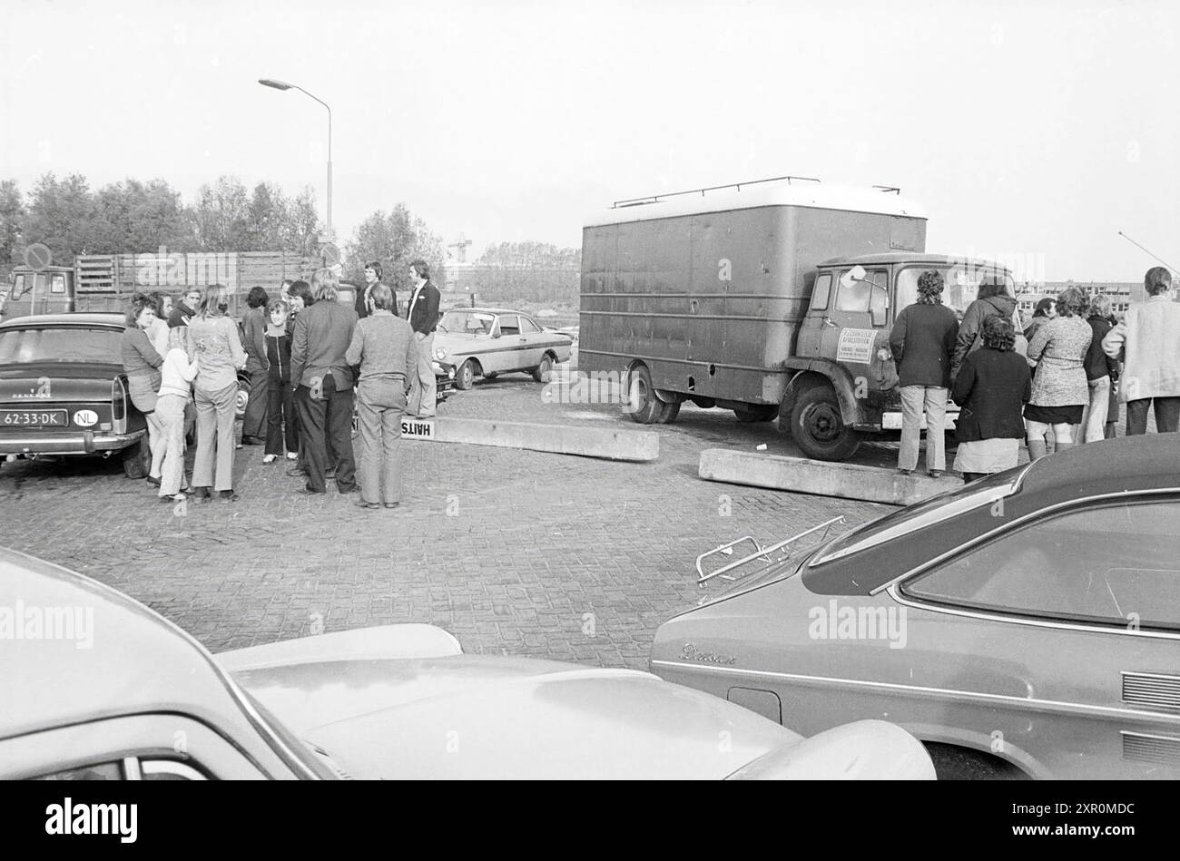 Les résidents de caravanes bloquent la route dans le Waarderpolder, caravanes, camps de caravanes, résidents de caravanes, 14-10-1974, Whizgle Dutch News : des images historiques sur mesure pour l'avenir. Explorez le passé néerlandais avec des perspectives modernes grâce à des images d'agences néerlandaises. Concilier les événements d'hier avec les perspectives de demain. Embarquez pour un voyage intemporel avec des histoires qui façonnent notre avenir. Banque D'Images