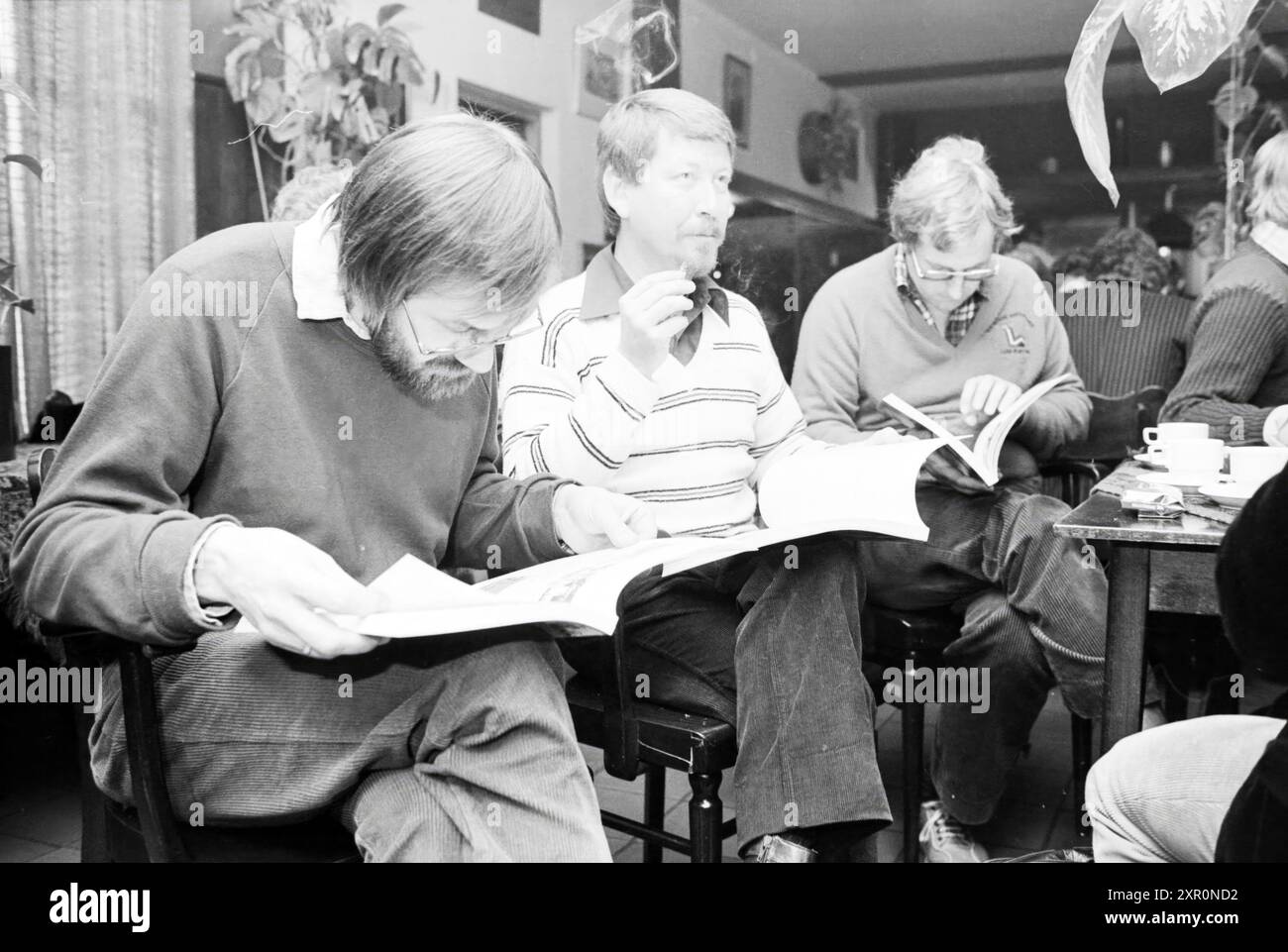 Présentation du livre 'A Century of Dutch Cycling. From Jaap Eden to Joop Zoetemelk' compilé par Wim van Eyle, publié par Het Spectrum. De Vliert, Den Bosch. Cyclisme. Livres et libraires., s-Hertogenbosch, 16-12-1980, Whizgle Dutch News : images historiques sur mesure pour l'avenir. Explorez le passé néerlandais avec des perspectives modernes grâce à des images d'agences néerlandaises. Concilier les événements d'hier avec les perspectives de demain. Embarquez pour un voyage intemporel avec des histoires qui façonnent notre avenir. Banque D'Images