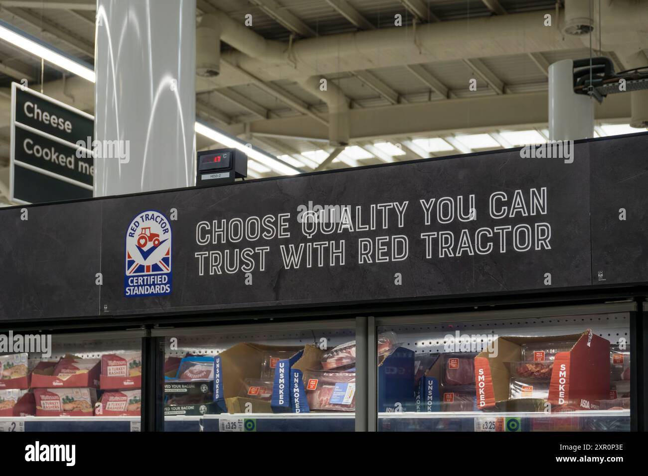 Choisissez la qualité à laquelle vous pouvez faire confiance avec Red Tractor signe dans un supermarché. Banque D'Images