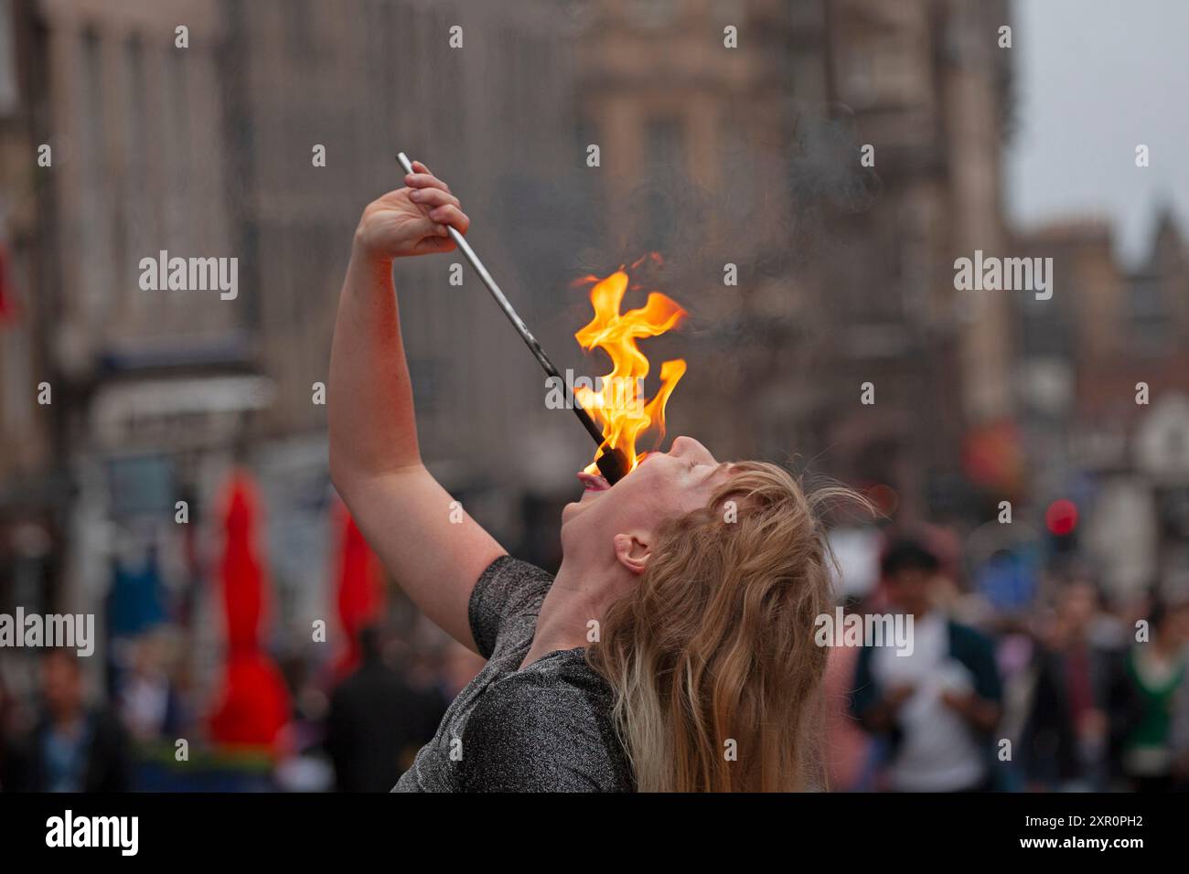 Royal Mile, Édimbourg, Écosse, Royaume-Uni. 8 août 2024. Dreich Nuageux jeudi sur la High Street pour ceux qui recherchent le divertissement des Street Performers pour les remonter le moral. Photo : Lygia des États-Unis crédit : Arch White/Alamy Live news. Banque D'Images