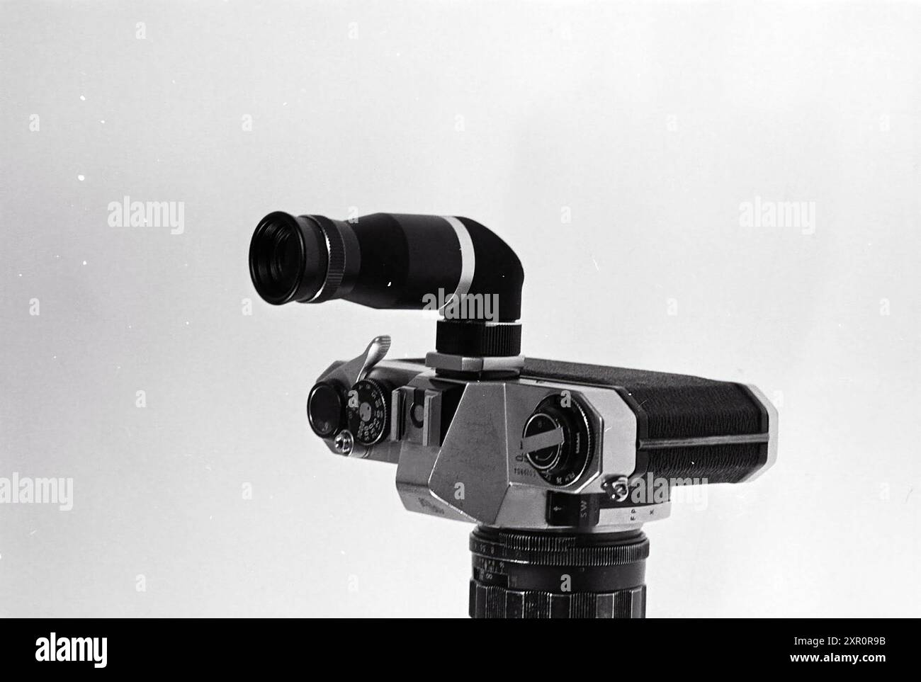 Angle Viewfinder Asahi Pentax, divers, 24-11-1976, Whizgle Dutch News : images historiques sur mesure pour l'avenir. Explorez le passé néerlandais avec des perspectives modernes grâce à des images d'agences néerlandaises. Concilier les événements d'hier avec les perspectives de demain. Embarquez pour un voyage intemporel avec des histoires qui façonnent notre avenir. Banque D'Images