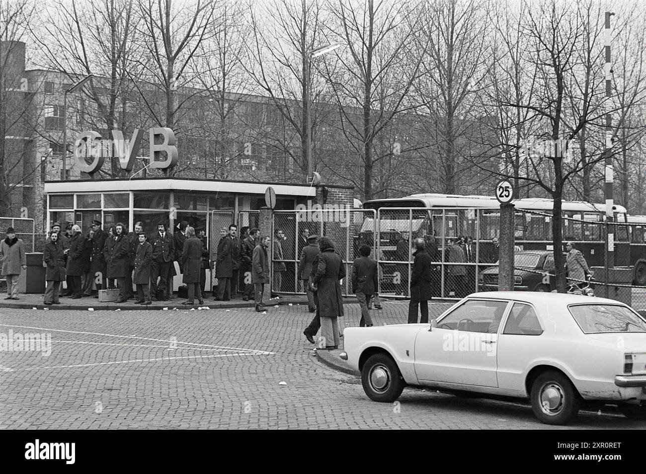 G.V.B. Strike Amsterdam, Strikes, 27-11-1974, Whizgle Dutch News : des images historiques sur mesure pour l'avenir. Explorez le passé néerlandais avec des perspectives modernes grâce à des images d'agences néerlandaises. Concilier les événements d'hier avec les perspectives de demain. Embarquez pour un voyage intemporel avec des histoires qui façonnent notre avenir. Banque D'Images