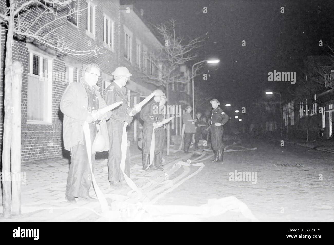 Exercices pompiers pour la protection de la population, 00-03-1963, Whizgle Dutch News : images historiques sur mesure pour l'avenir. Explorez le passé néerlandais avec des perspectives modernes grâce à des images d'agences néerlandaises. Concilier les événements d'hier avec les perspectives de demain. Embarquez pour un voyage intemporel avec des histoires qui façonnent notre avenir. Banque D'Images