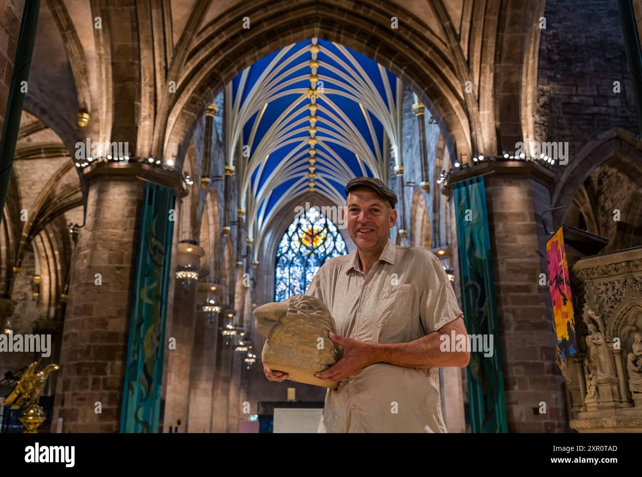 Sculpteur Ewan Allinson avec une de ses sculptures en grès à l'exposition d'art du 900e anniversaire de la cathédrale St Giles, Édimbourg, Écosse, Royaume-Uni Banque D'Images