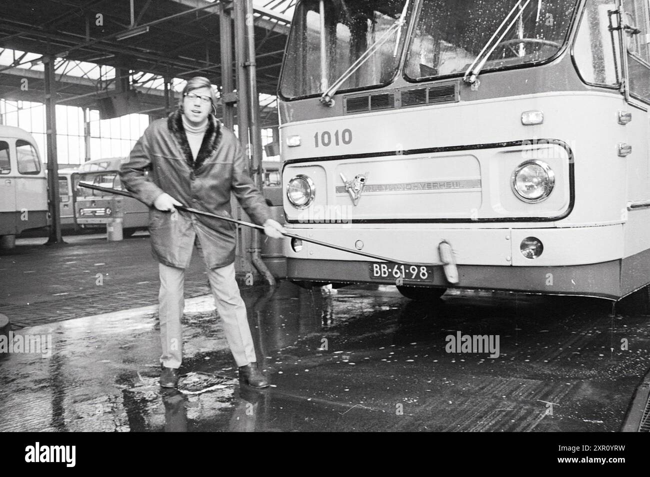 Lave-linge Leiden, Noord Zuid Hollandse Vervoersmaatschappij N.V., NZ, 27-11-1970, Whizgle Dutch News : des images historiques sur mesure pour l'avenir. Explorez le passé néerlandais avec des perspectives modernes grâce à des images d'agences néerlandaises. Concilier les événements d'hier avec les perspectives de demain. Embarquez pour un voyage intemporel avec des histoires qui façonnent notre avenir. Banque D'Images