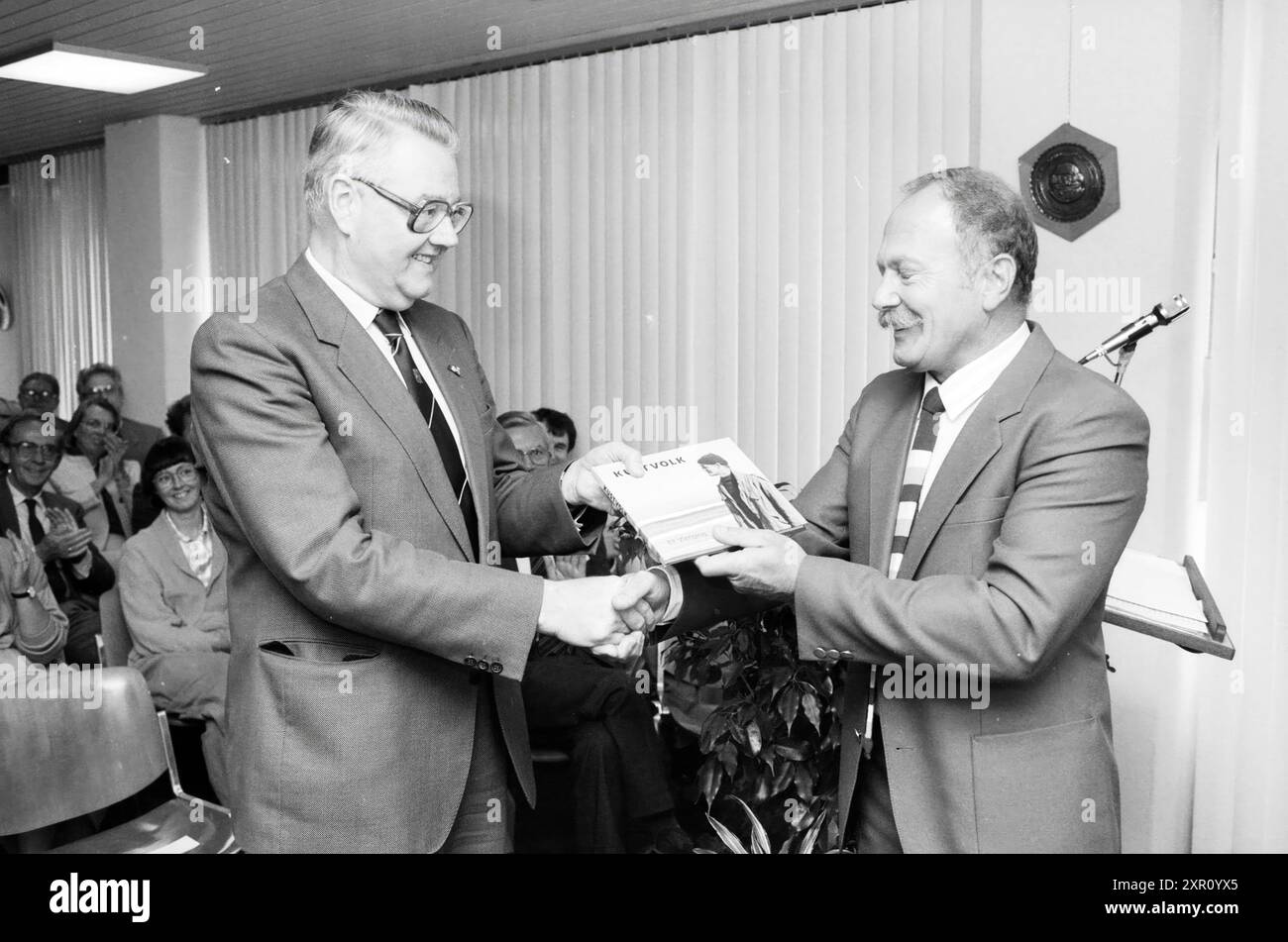 Présentation du livre Kustvolk par Eli Vlessing, Books and Booksellers, Haarlems Dagblad, etc. et IJmuider courant et Koeri, 09-10-1986, Whizgle Dutch News : Historical images Tailed for the future. Explorez le passé néerlandais avec des perspectives modernes grâce à des images d'agences néerlandaises. Concilier les événements d'hier avec les perspectives de demain. Embarquez pour un voyage intemporel avec des histoires qui façonnent notre avenir. Banque D'Images