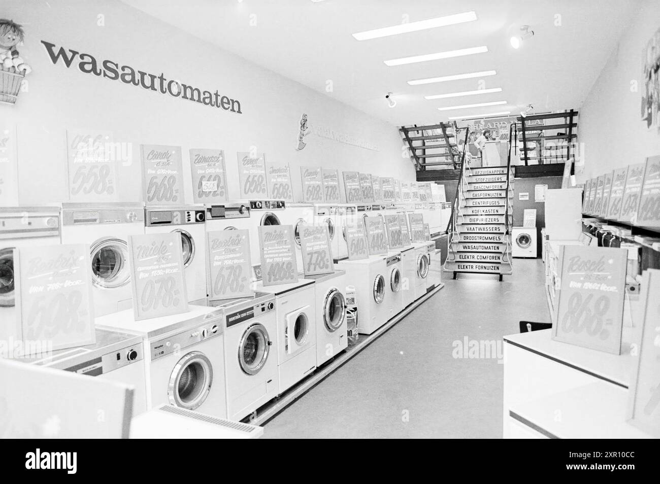 Salle de lave-linge, Grote Houtstraat, intérieur, Haarlem, Grote Houtstraat, pays-Bas, 29-09-1972, Whizgle Dutch News : des images historiques sur mesure pour l'avenir. Explorez le passé néerlandais avec des perspectives modernes grâce à des images d'agences néerlandaises. Concilier les événements d'hier avec les perspectives de demain. Embarquez pour un voyage intemporel avec des histoires qui façonnent notre avenir. Banque D'Images