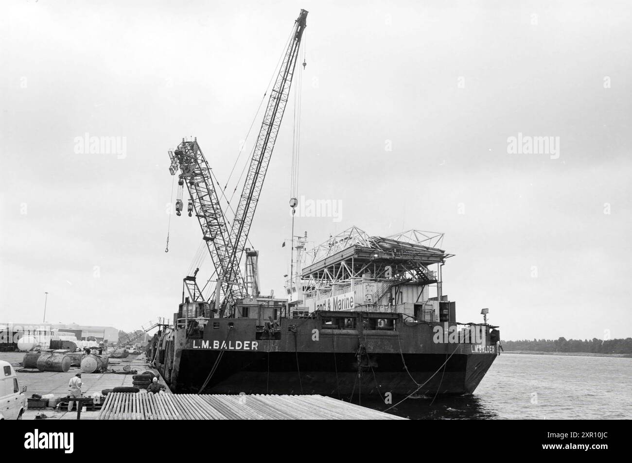 Orca base large Work ship Velsen-Noord, Off-shore, Velsen-Noord, 09-07-1985, Whizgle Dutch News : des images historiques sur mesure pour l'avenir. Explorez le passé néerlandais avec des perspectives modernes grâce à des images d'agences néerlandaises. Concilier les événements d'hier avec les perspectives de demain. Embarquez pour un voyage intemporel avec des histoires qui façonnent notre avenir. Banque D'Images