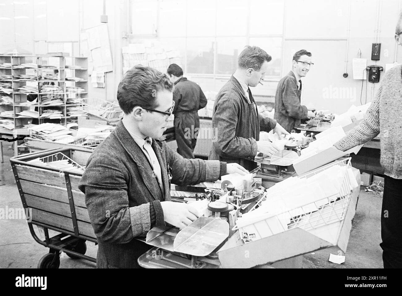 Rush de Noël au bureau de poste, centre de tri, Haarlem, Baljuwslaan, pays-Bas, 23-12-1963, Whizgle Dutch News : des images historiques sur mesure pour l'avenir. Explorez le passé néerlandais avec des perspectives modernes grâce à des images d'agences néerlandaises. Concilier les événements d'hier avec les perspectives de demain. Embarquez pour un voyage intemporel avec des histoires qui façonnent notre avenir. Banque D'Images