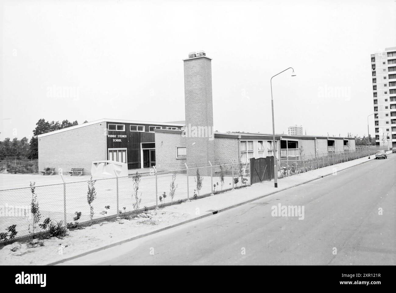 Ext. Rudolf Steiner School, Haarlem, pays-Bas, 00-07-1967, Whizgle Dutch News : des images historiques sur mesure pour l'avenir. Explorez le passé néerlandais avec des perspectives modernes grâce à des images d'agences néerlandaises. Concilier les événements d'hier avec les perspectives de demain. Embarquez pour un voyage intemporel avec des histoires qui façonnent notre avenir. Banque D'Images