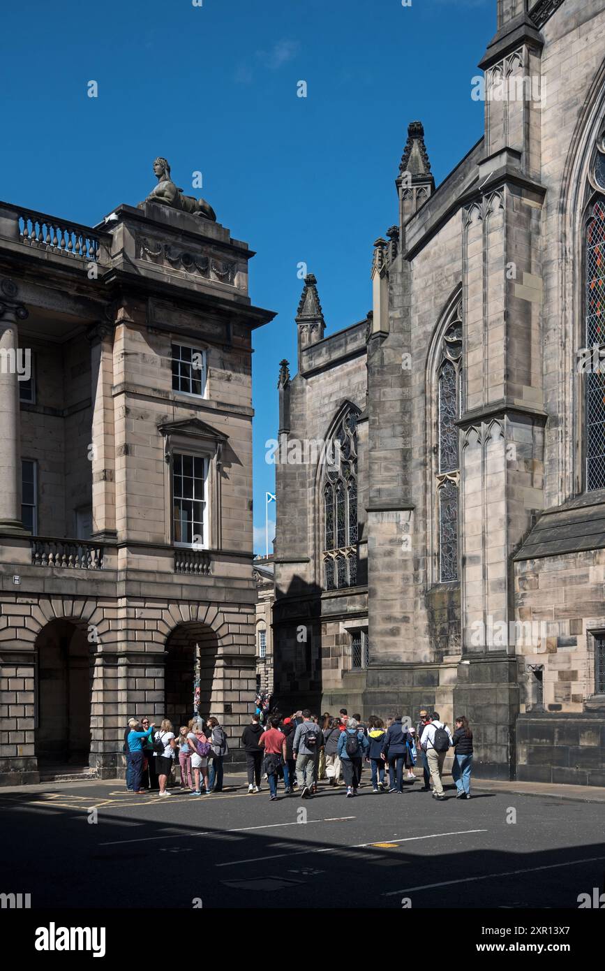 Visite à pied de Parliament Square dans la vieille ville d'Édimbourg. Banque D'Images