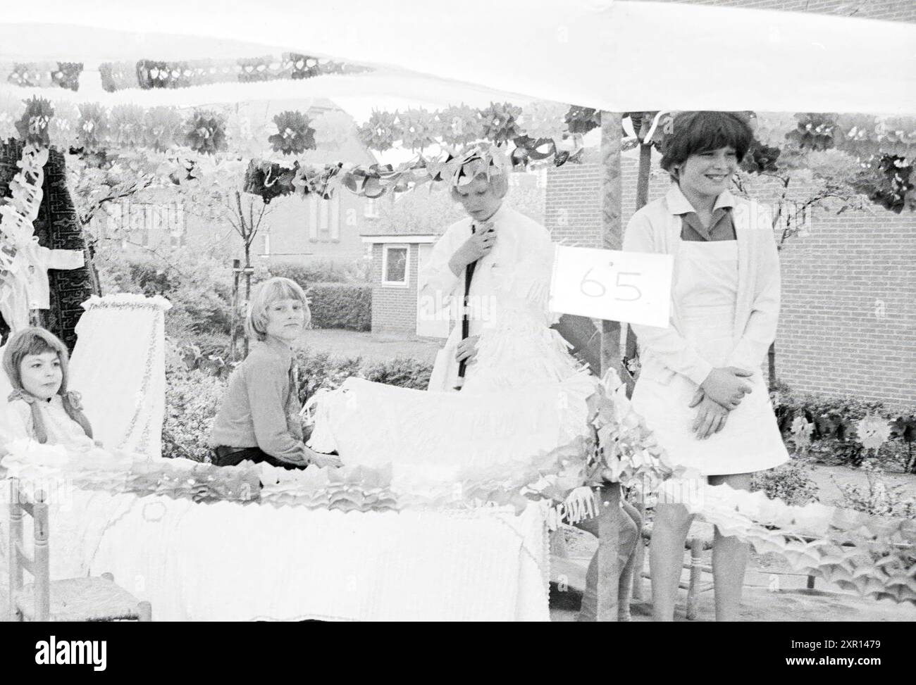 Festivités Spaarndam, Overveen, Rozenprieel, Asiaweg, jour de la Reine, Haarlem, Aziëweg, pays-Bas, 30-04-1974, Whizgle Dutch News : des images historiques sur mesure pour l'avenir. Explorez le passé néerlandais avec des perspectives modernes grâce à des images d'agences néerlandaises. Concilier les événements d'hier avec les perspectives de demain. Embarquez pour un voyage intemporel avec des histoires qui façonnent notre avenir. Banque D'Images