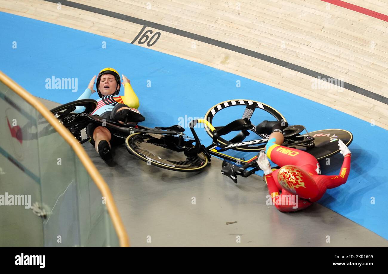 La belge Nicky Degrendele et la chinoise Liying Yuan s'écrasent lors de la finale du quart Keirin féminin au Vélodrome national de Saint-Quentin-en-Yvelines, le treizième jour des Jeux Olympiques de Paris 2024 en France. Date de la photo : jeudi 8 août 2024. Banque D'Images