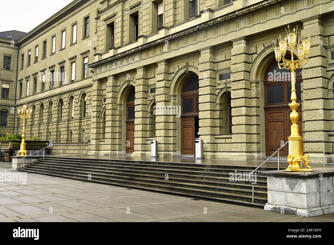 Lanternes dorées devant l'Institut fédéral suisse de technologie à Zurich Banque D'Images