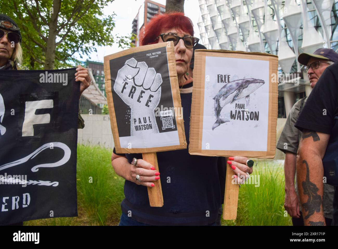 Londres, Royaume-Uni. 7 août 2024. Les manifestants se rassemblent devant l'ambassade américaine pour soutenir le militant anti-chasse à la baleine Paul Watson. Watson, citoyen américain et canadien et fondateur de Sea Shepherd, a été arrêté au Groenland et fait face à des accusations au Japon de complice d'agression et d'intrusion dans un navire, ce qui pourrait lui donner 15 ans de prison. Crédit : Vuk Valcic/Alamy Live News Banque D'Images