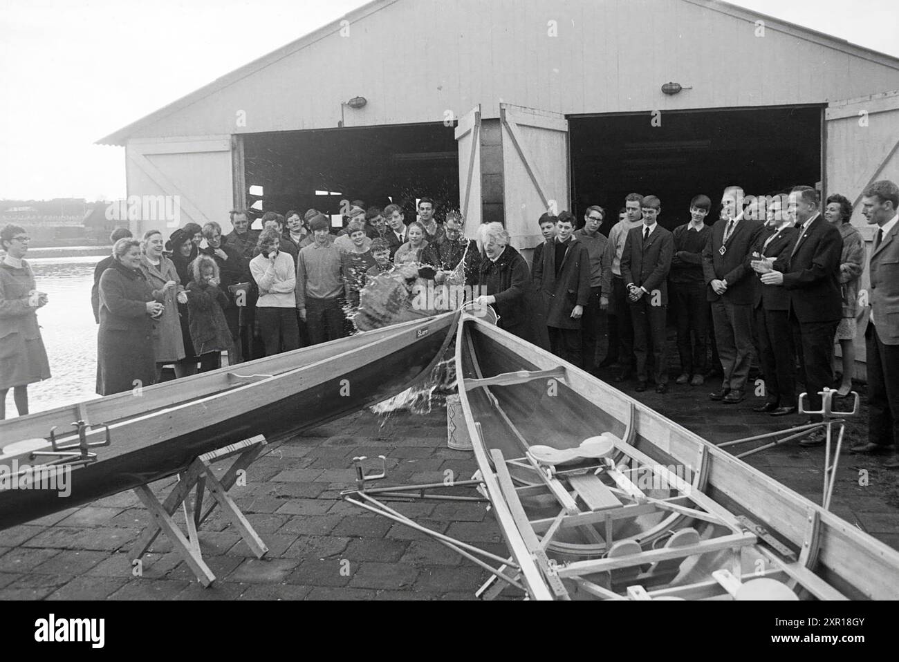 Baptême des bateaux à rames Stern, lancement de navires, 03-02-1968, Whizgle Dutch News : images historiques adaptées à l'avenir. Explorez le passé néerlandais avec des perspectives modernes grâce à des images d'agences néerlandaises. Concilier les événements d'hier avec les perspectives de demain. Embarquez pour un voyage intemporel avec des histoires qui façonnent notre avenir. Banque D'Images